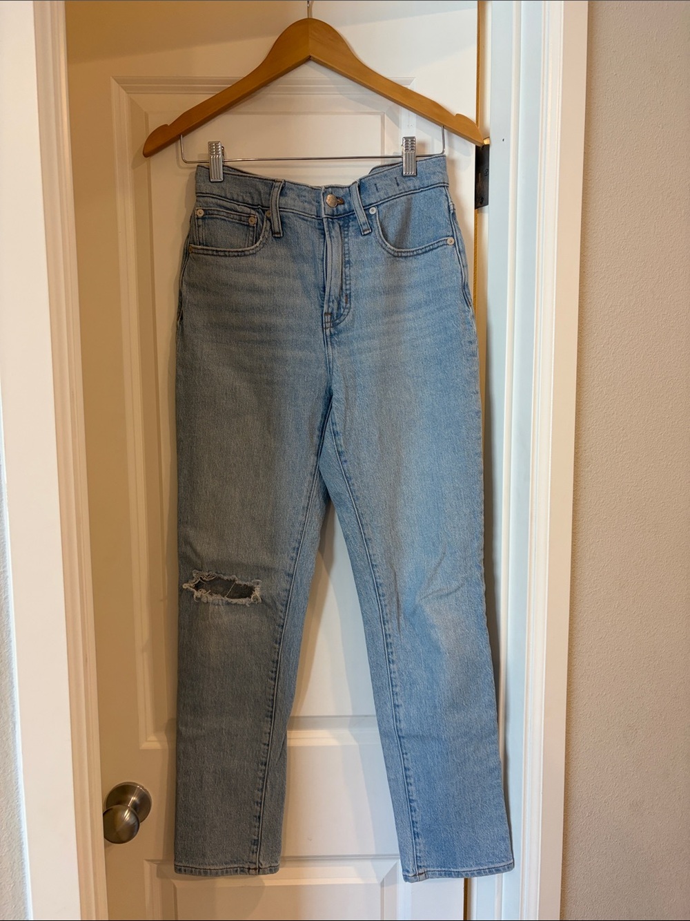 Madewell Light Wash Straight-Leg Women's Jeans with Distressed Knee
